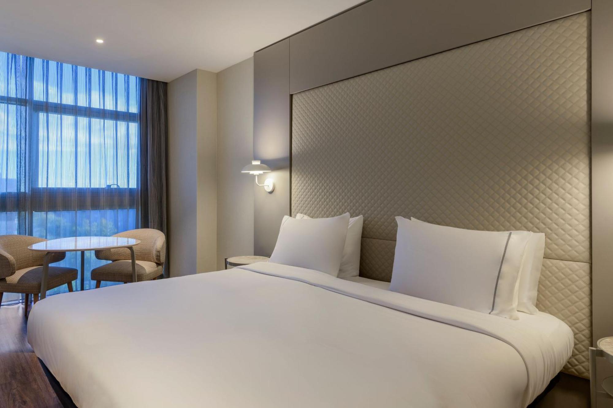Ac Hotel Som By Marriott L'Hospitalet de Llobregat Exteriör bild